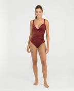 Vestido de baño entero vinotinto con escote cruzado, realce medio y efecto drapeado con control de abdomen.