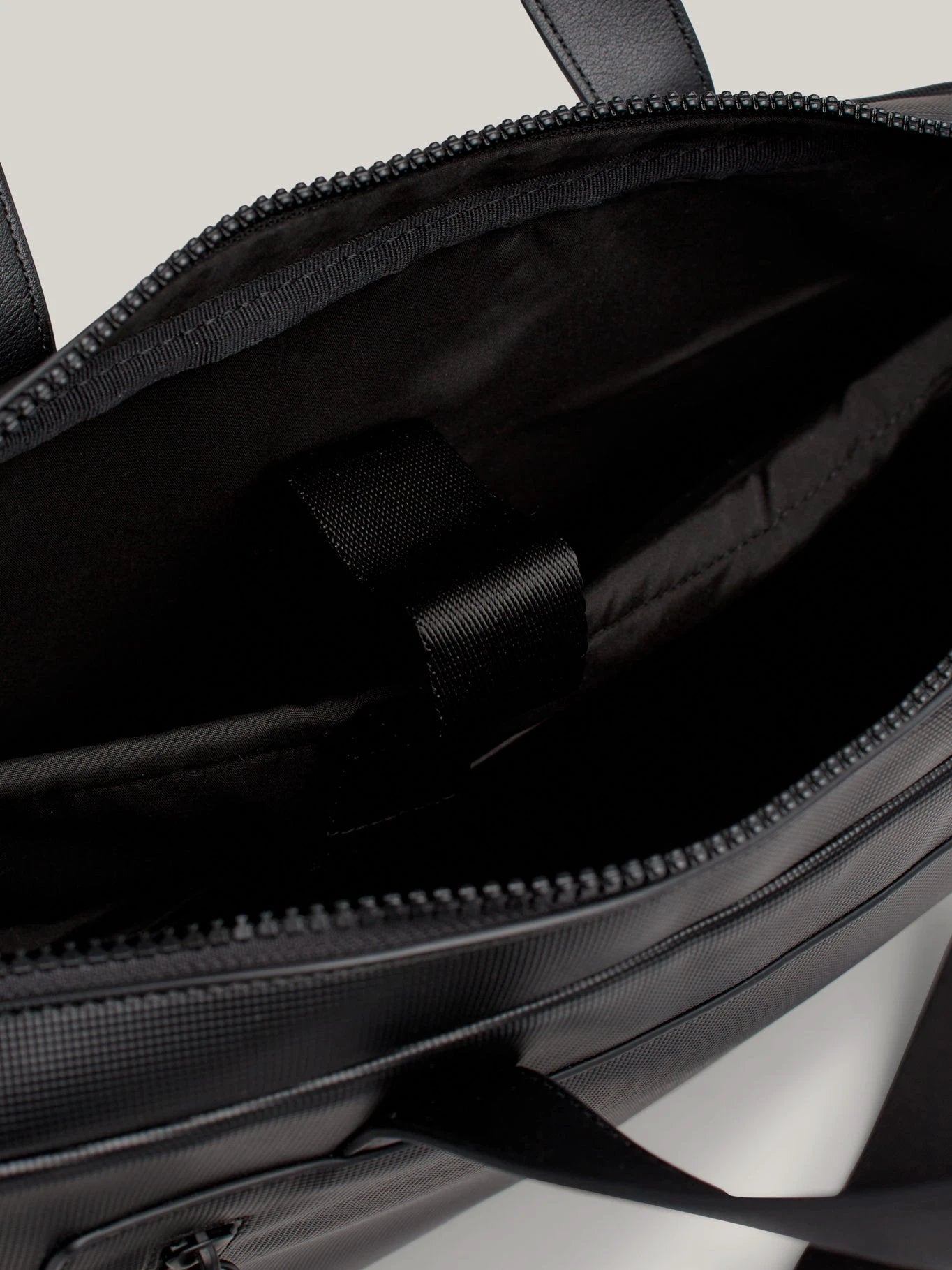 Bolso Tommy Hilfiger Para Caballeros by Tommy Hilfiger