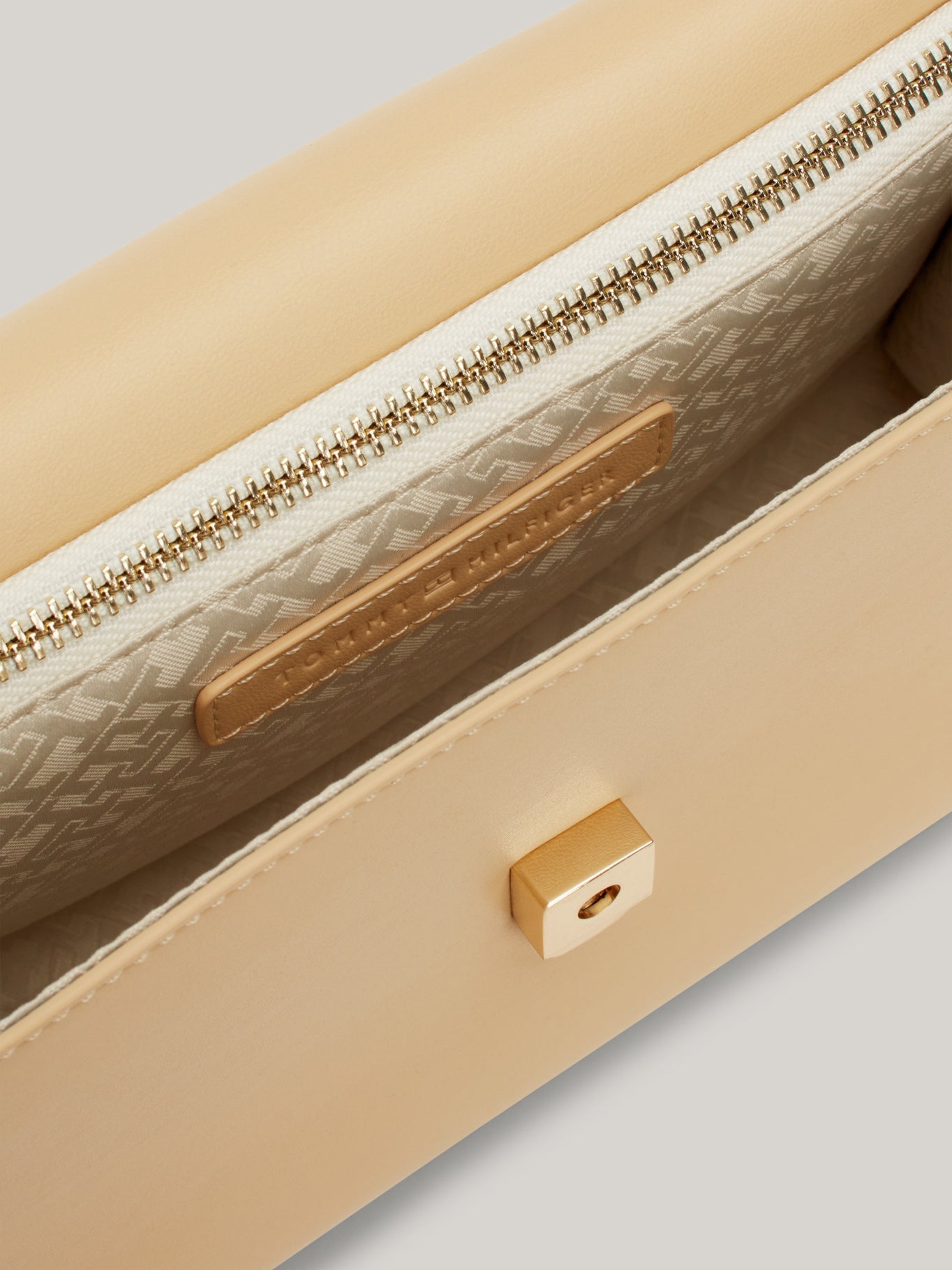 Cartera Tommy Hilfiger P/ Damas by Tommy Hilfiger