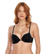 Brasier push up negro con realce alto, broche frontal magnético y escote profundo en modelo pelirroja.