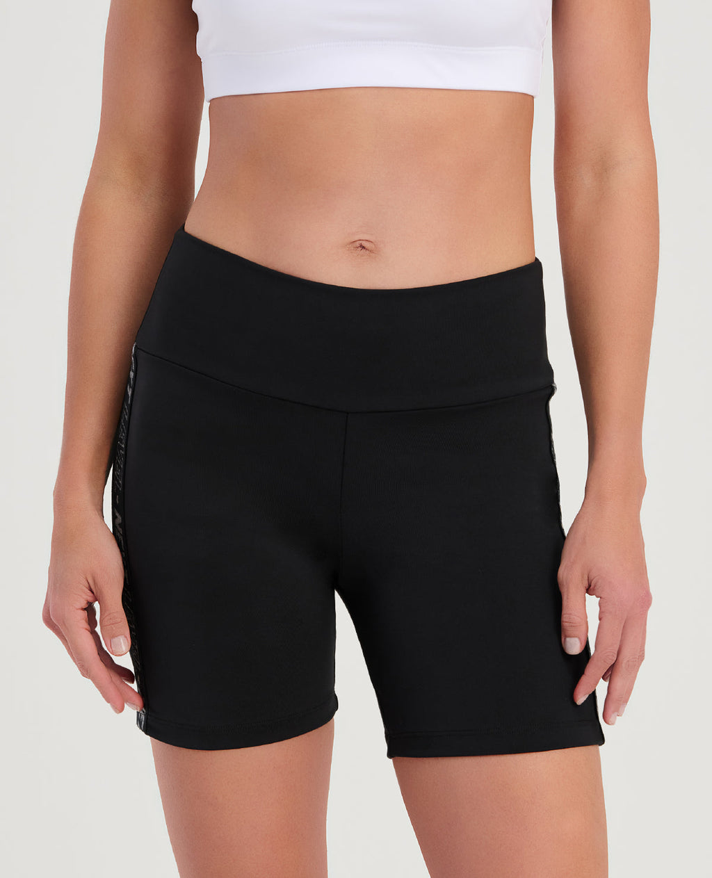 Short ciclista negro de tiro alto para mujer St. Even, con fajón ancho y bandas elásticas laterales decorativas.