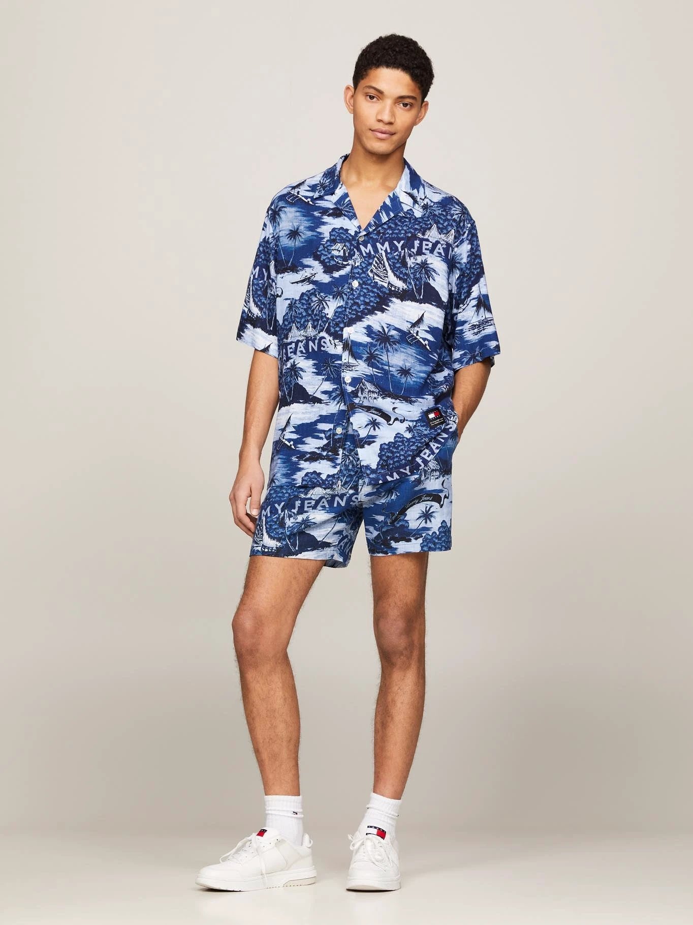 Camisa Tommy Jeans Mangas Cortas Estampada P/ Caballeros by Tommy Jeans