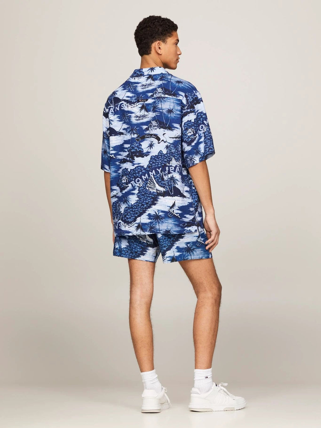 Camisa Tommy Jeans Mangas Cortas Estampada P/ Caballeros by Tommy Jeans