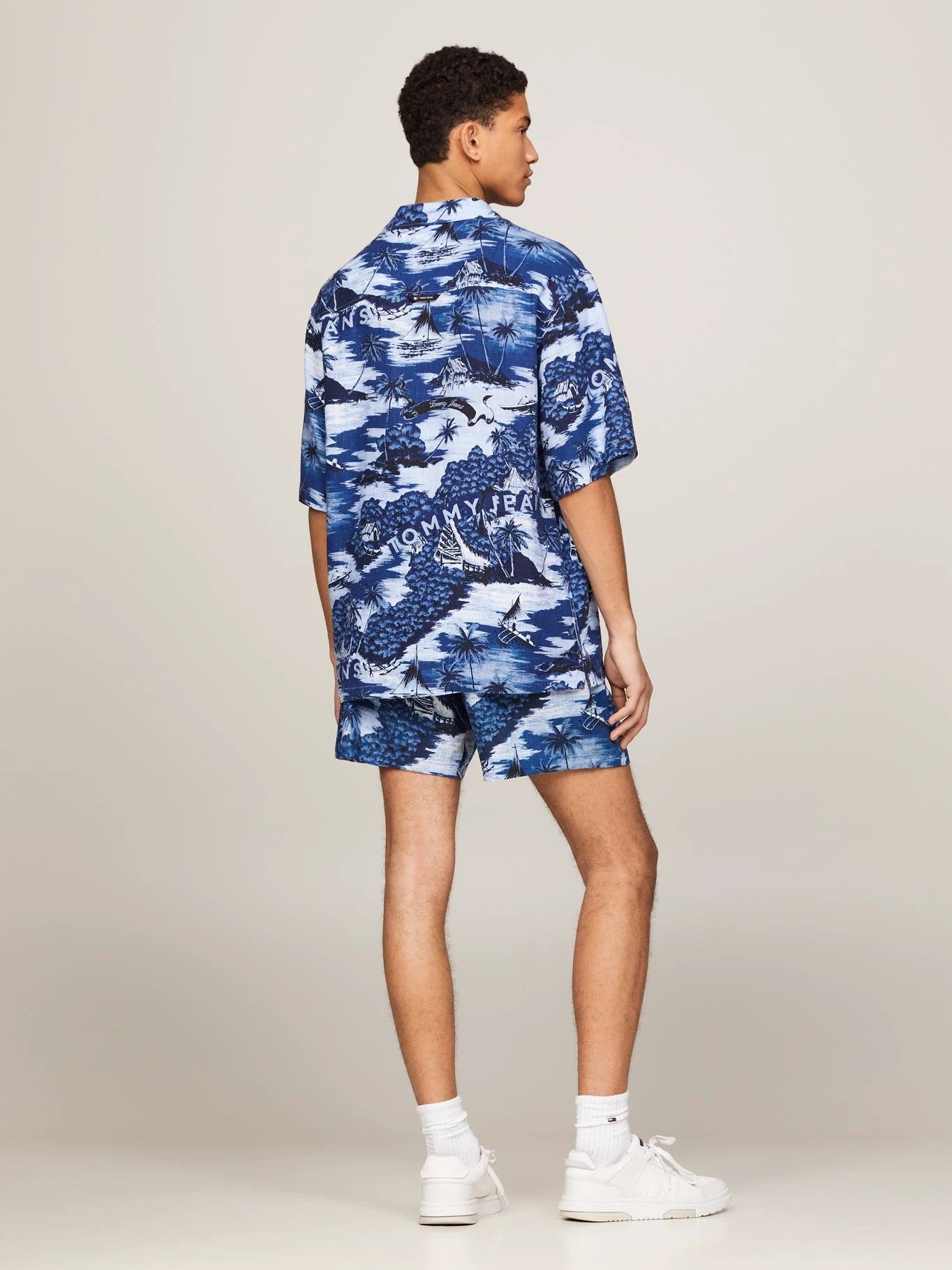 Camisa Tommy Jeans Mangas Cortas Estampada P/ Caballeros by Tommy Jeans