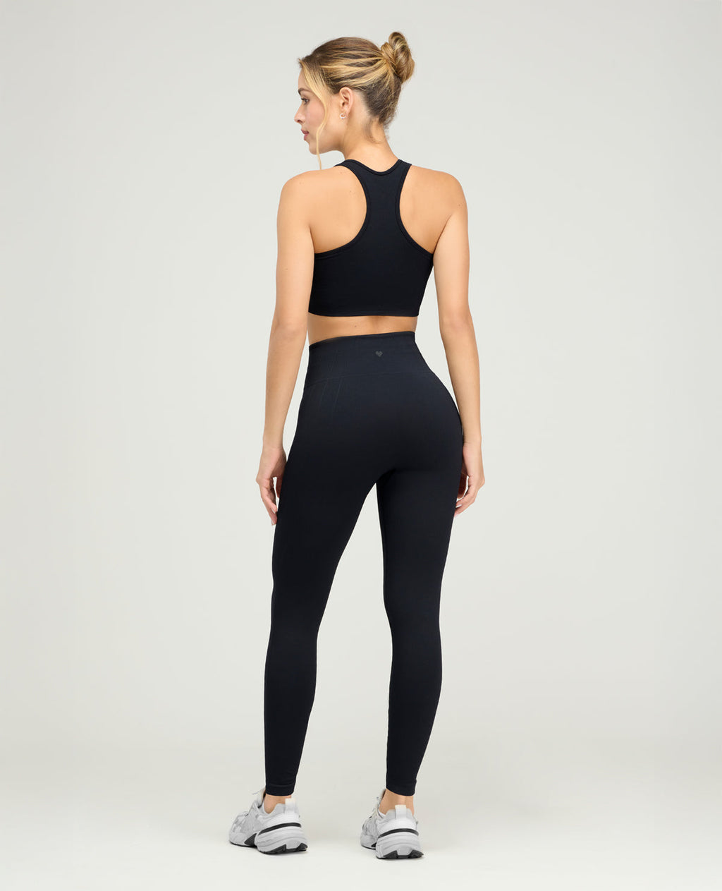 Top deportivo negro sin costuras con espalda atlética y tecnología seamless para mujer de St. Even.