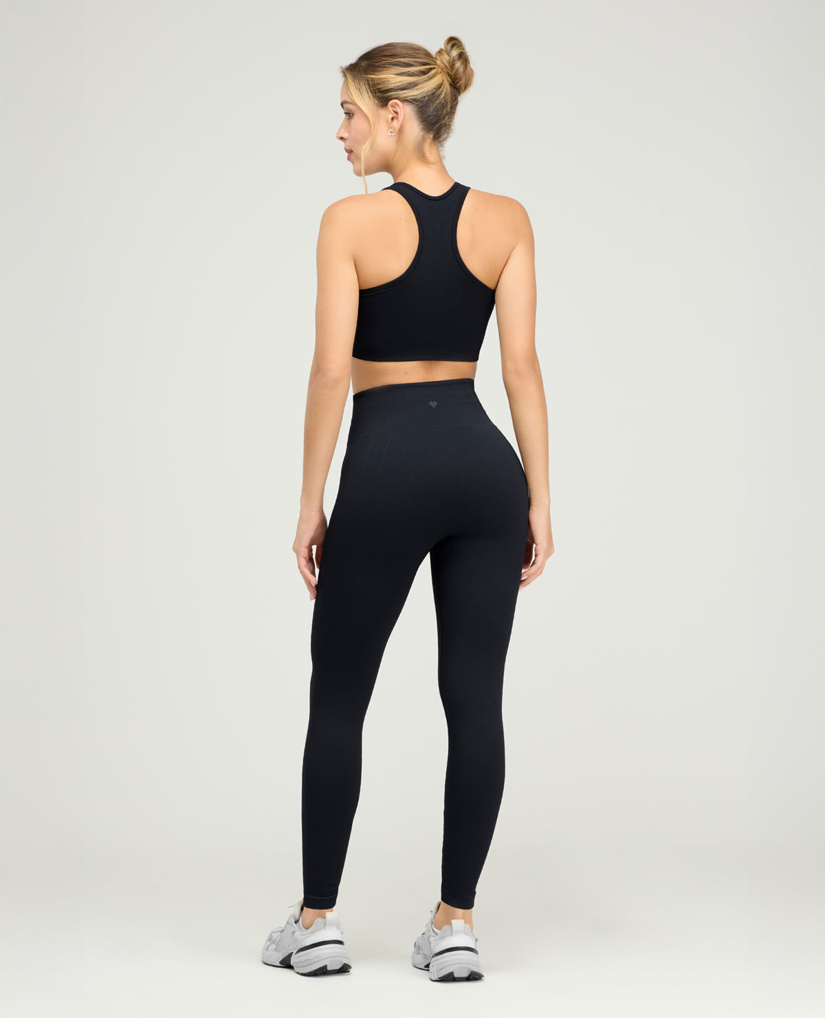 Top deportivo negro sin costuras con espalda atlética y tecnología seamless para mujer de St. Even.