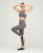 Top deportivo gris sin costuras para mujer con tecnología seamless, cuello redondo y ajuste cómodo para fitness.