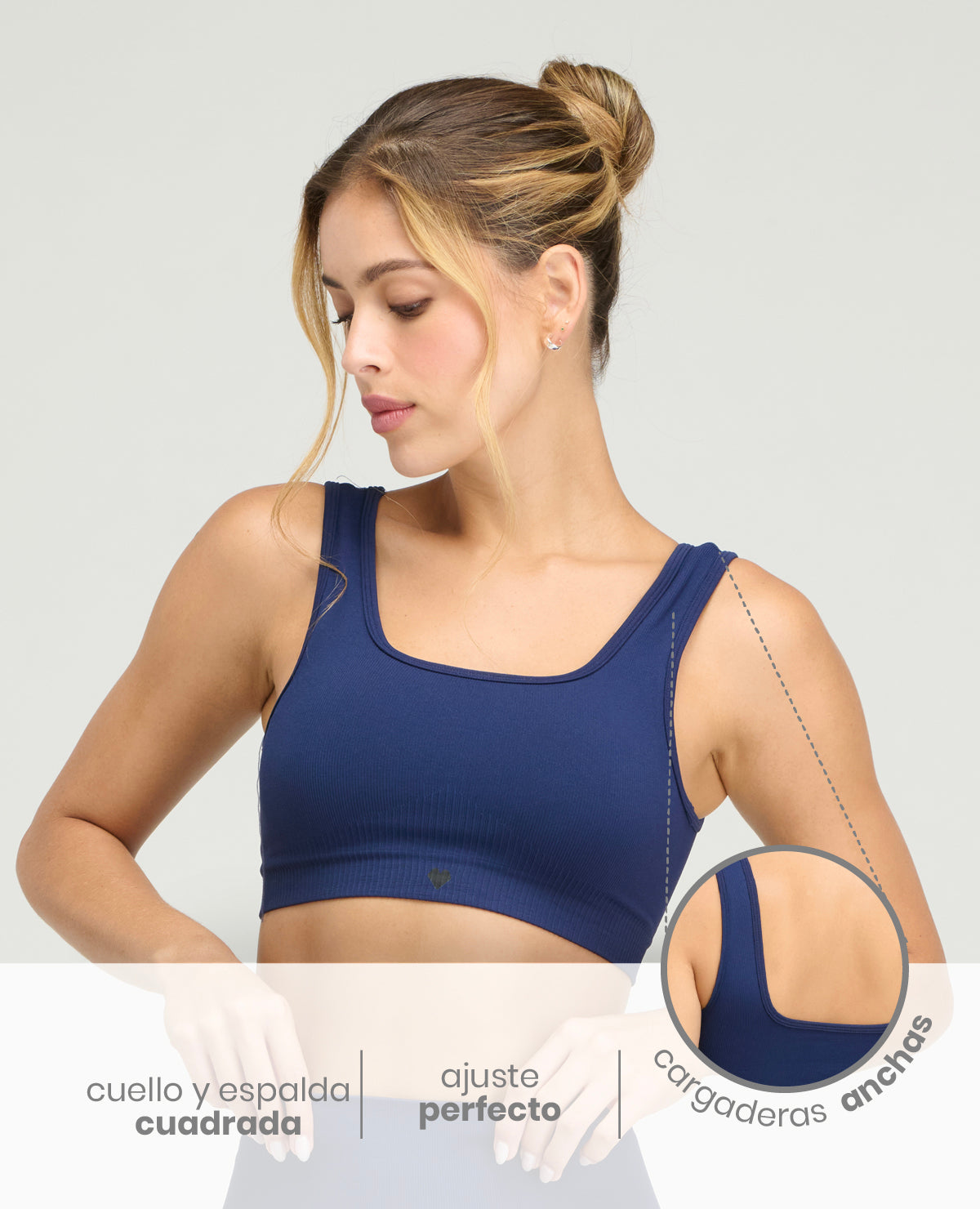 Top deportivo azul seamless con cuello cuadrado y cargaderas anchas, ideal para gimnasio y yoga.