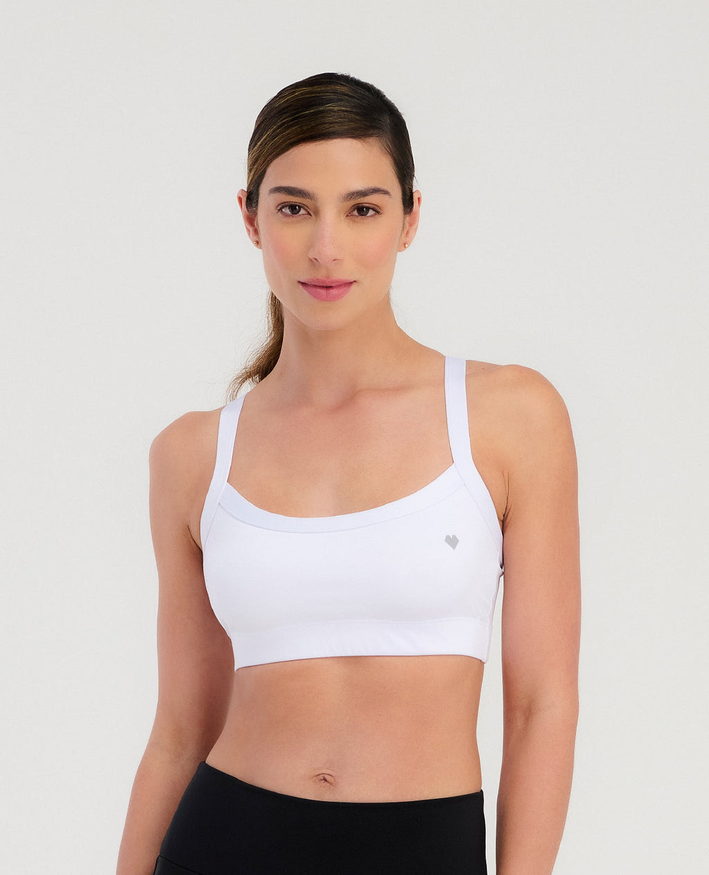 Top deportivo básico St Even blanco para mujer, elaborado en tela inteligente con doble forro delantero.