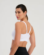 Modelo usando Top Deportivo St Even blanco básico, vista posterior con cargaderas delgadas y tela Laftech.
