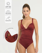 Vestido de baño entero color vino con escote cruzado profundo, control de abdomen y efecto drapeado lateral.