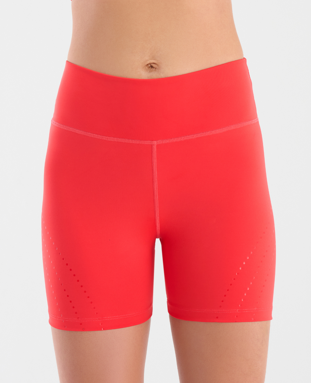 Short deportivo tipo ciclista color rojo, talle alto con cintura anatómica y detalle de puntos en gel.