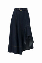 Falda midi con silueta fluida y corte asimétrico que aporta movimiento con cada paso. Incorpora cinturón con hebilla para ajustar en la cintura y costuras visibles que estilizan la figura. Un diseño versátil que combina elegancia y dinamismo en una sola prenda.