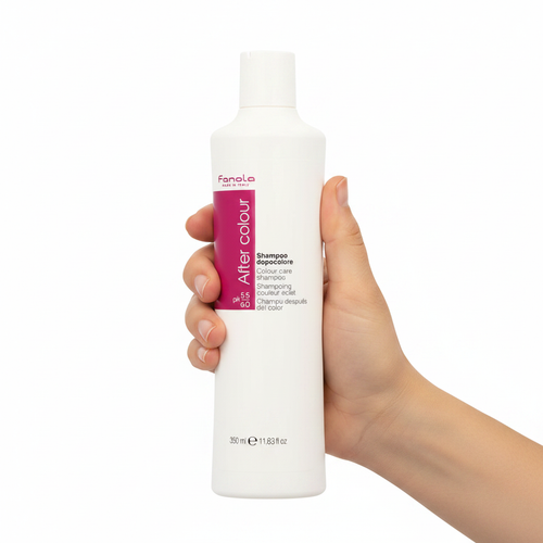 Fanola After Colour Shampoo 350ml sostenido por una mano