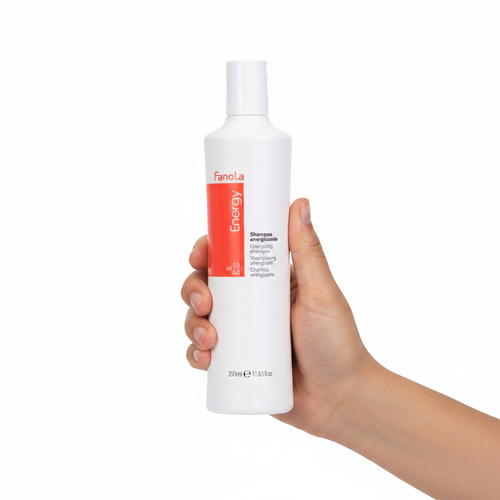 Fanola Energy Energizing Shampoo 350ml sostenido por una mano