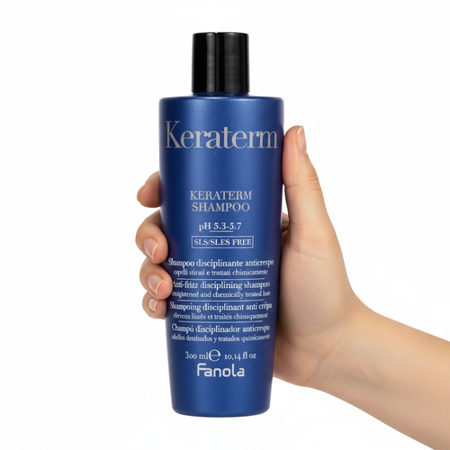 Fanola Keraterm Shampoo 300ml sostenido por una mano