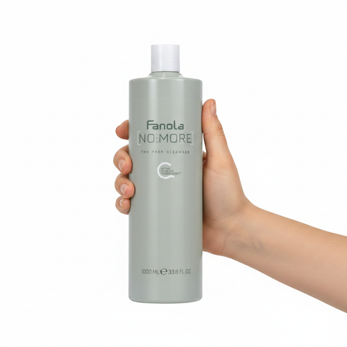 Fanola No More The Prep Cleanser 1000ml sostenido por una mano