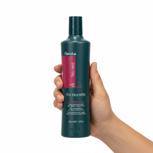 Fanola No Red For Brunette Shampoo 350ml sostenido por una mano