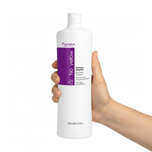 Fanola No Yellow Shampoo 1000ml sostenido por una mano