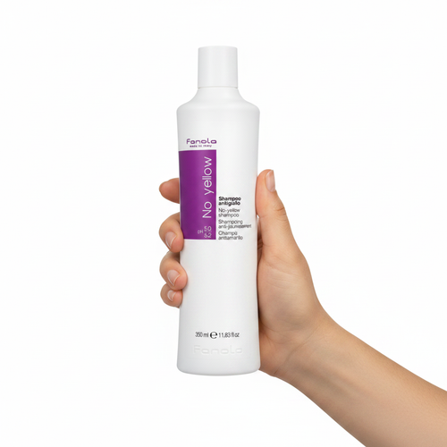 Fanola No Yellow Shampoo 350ml sostenido por una mano