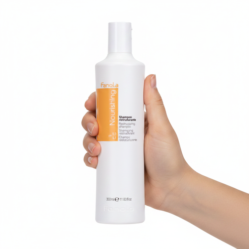 Fanola Nourishing Restructuring Shampoo 350ml sostenido por una mano