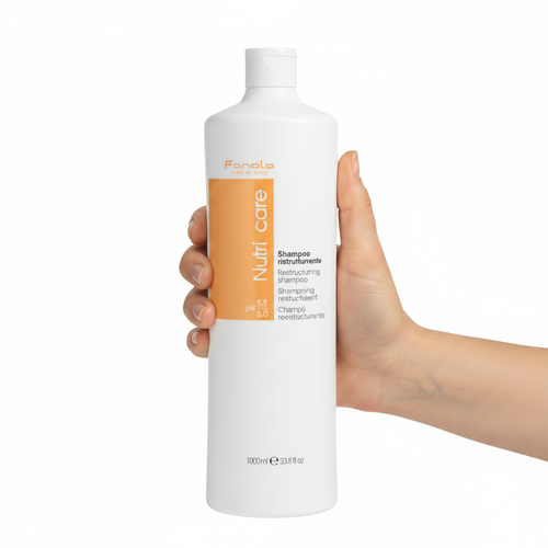 Fanola Nutri Care Restructuring Shampoo 1000ml sostenido por una mano