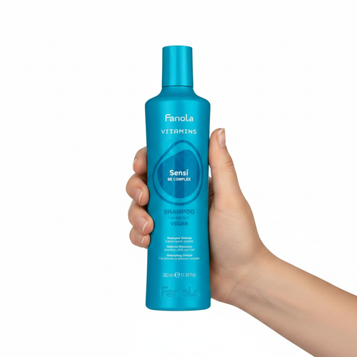 Fanola Vitamins Sensi Be Complex sostenido por una mano