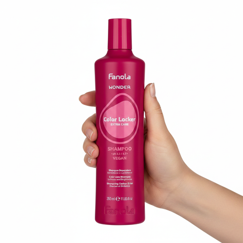 Fanola Wonder Color Locker rojo oscuro sostenido por una mano