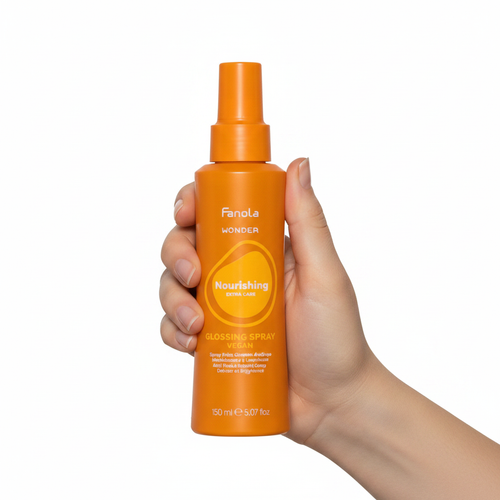 Fanola Wonder Nourishing Glossing Spray sostenido por una mano