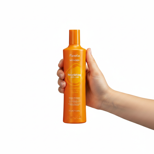 Fanola Wonder Nourishing Shampoo sostenido por una mano