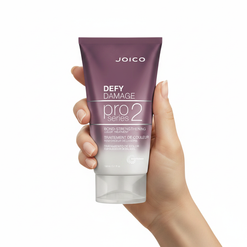 Joico Defy Damage Pro Series 2 sostenido por una mano