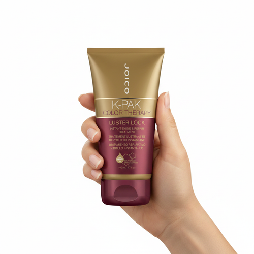 Joico K-PAK Color Therapy Luster Lock sostenido por una mano