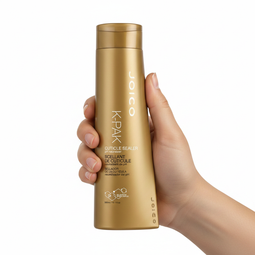 Joico K-PAK Cuticle Sealer sostenido por una mano