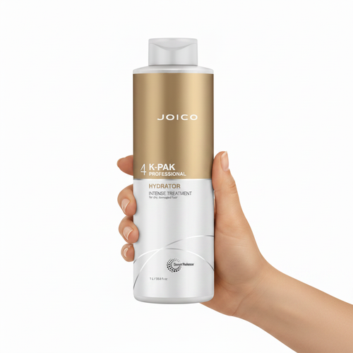Joico K-PAK Hydrator sostenido por una mano