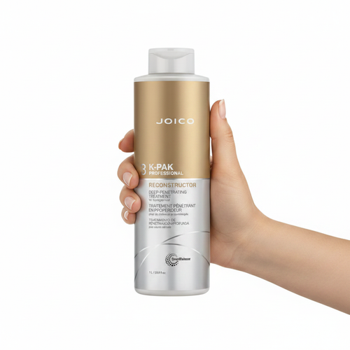 Joico K-PAK Professional Reconstructor sostenido por una mano