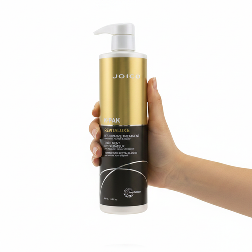 Joico K-PAK Revitaluxe sostenido por una mano