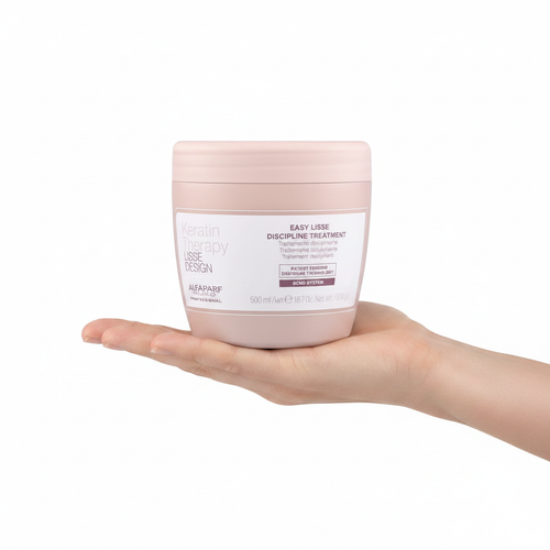 Keratin Therapy Lisse Design sostenido por una mano