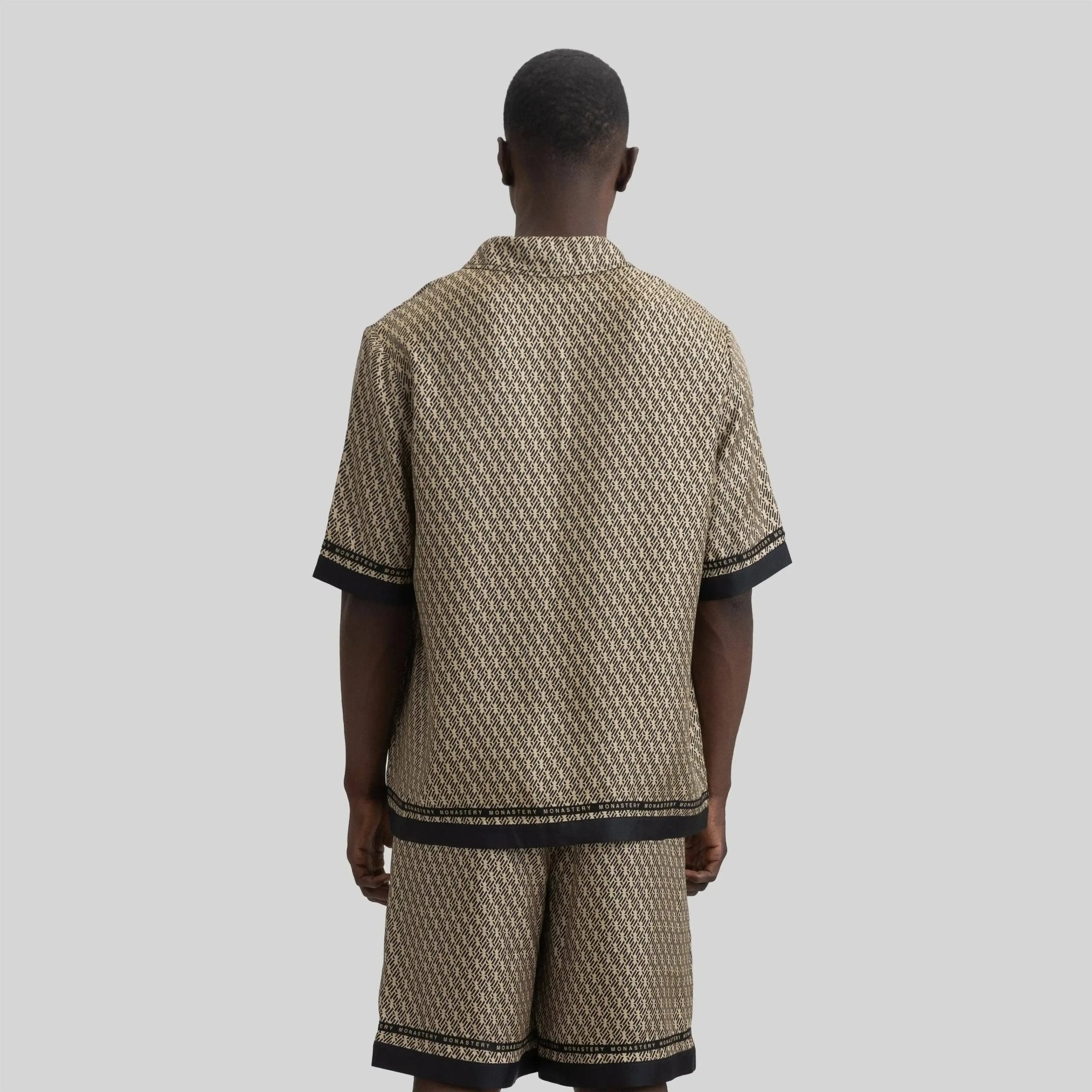 SILK SET MEN OVERSIZED SOLEIL BLACK SAFARI - Monastery | Tienda Oficial Colombia