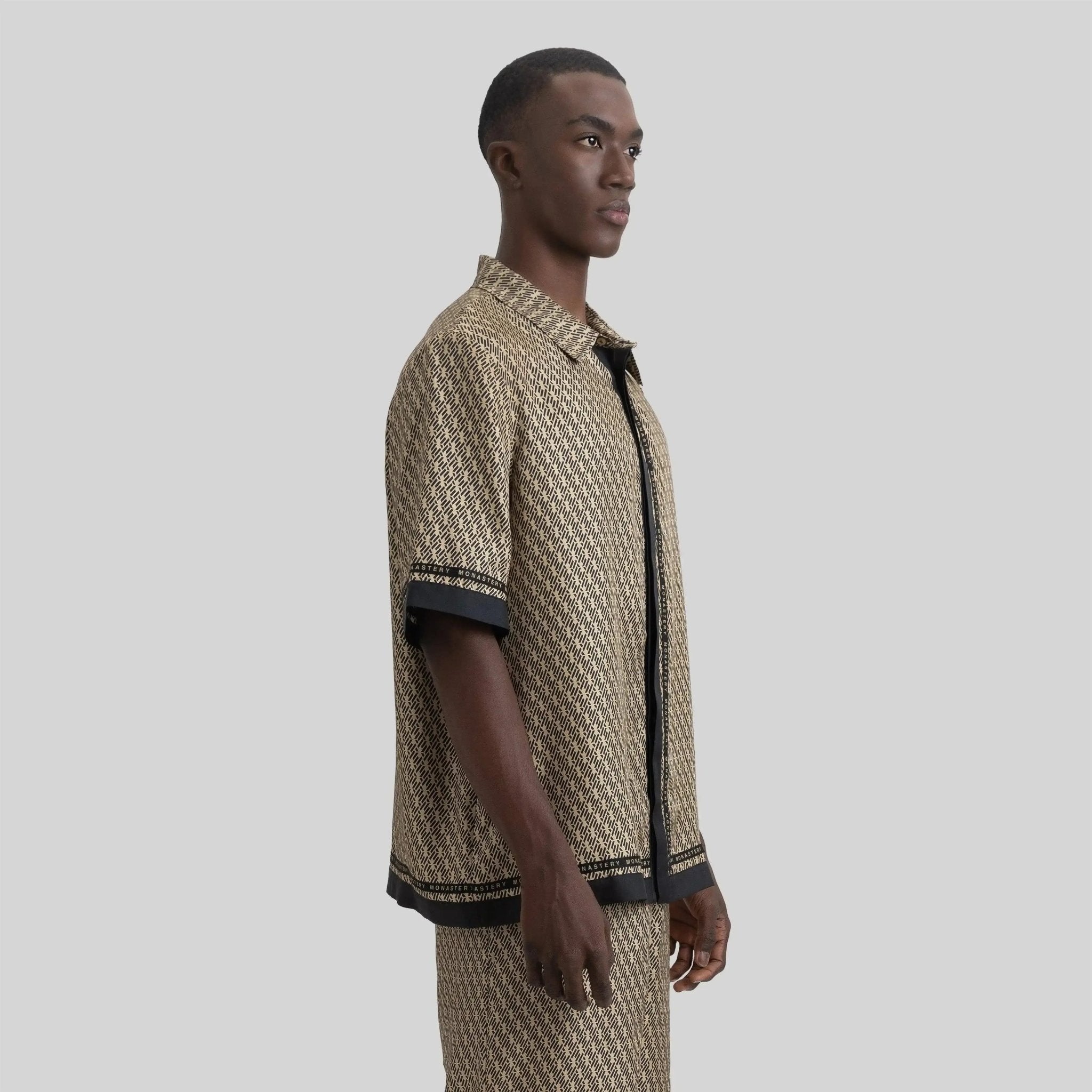 SILK SET MEN OVERSIZED SOLEIL BLACK SAFARI - Monastery | Tienda Oficial Colombia